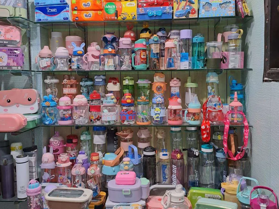 Rak botol minum dan kotak makan di toko BunBo